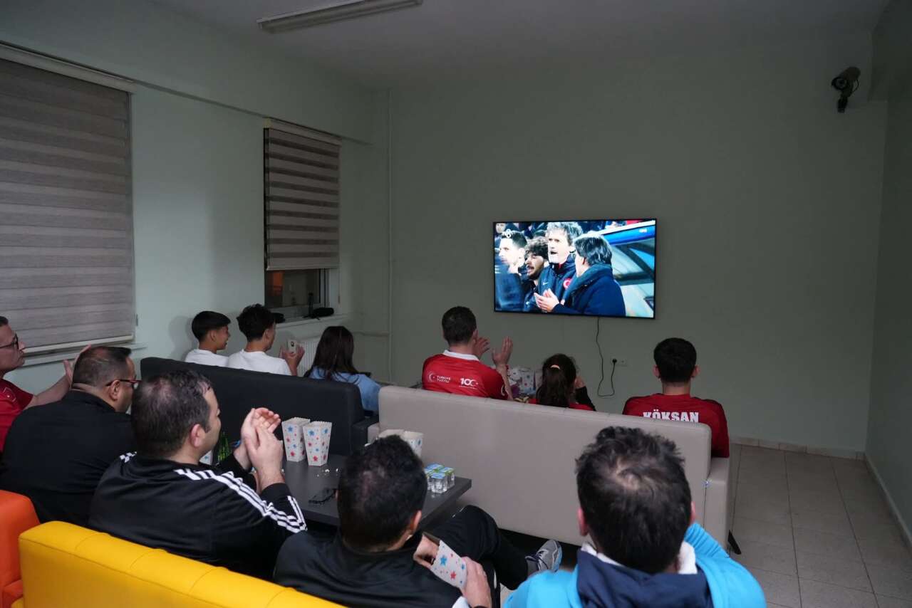 Muğla’da “Bizim Çocuklar” Heyecanı: Öğrenciler Maçı Milli Eğitim Müdürü Emre Çay ile İzledi 3